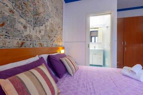 a bedroom with a bed with purple sheets and a window at Villa Vacanze Paradiso - Oasi di Tranquillità con Piscina e Giardino a 10 min dal mare in Neviano