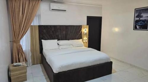 1 dormitorio con 1 cama en una habitación de hotel en Extreme Royal Hotel and Suites en Lagos