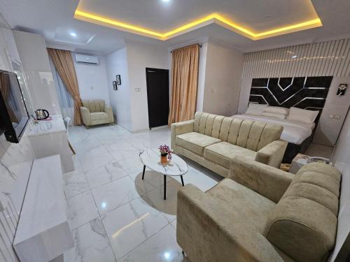 uma grande sala de estar com um sofá e uma cama em Extreme Royal Hotel and Suites em Lagos