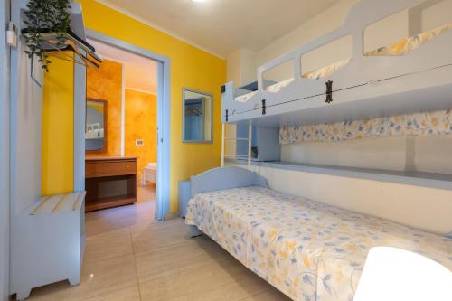a bedroom with a bed and a bathroom at Villa Vacanze Paradiso - Oasi di Tranquillità con Piscina e Giardino a 10 min dal mare in Neviano