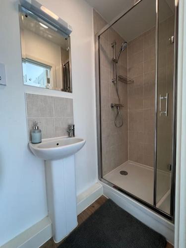 een badkamer met een wastafel en een douche bij Canterbury Penthouse: HUGE 2 bed ensuite + balcony in Canterbury