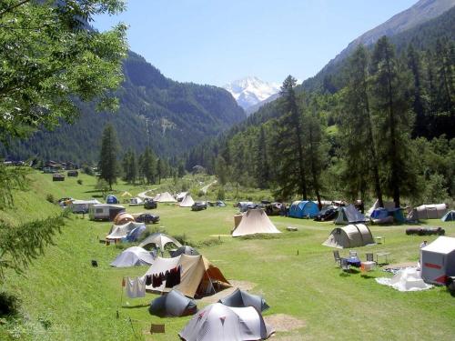 Ein Haufen Zelte auf einem Feld mit Bergen in der Unterkunft خيام للكراء ومكان رائع in Agadir
