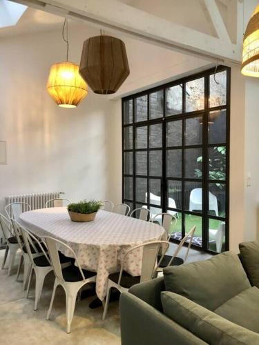 une salle à manger avec une table et des chaises dans l'établissement La maison de Félix. Maison de bord de Loire., à Chalonnes-sur-Loire