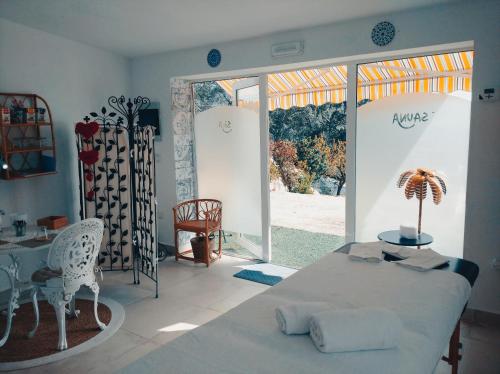 a bedroom with a bed and a table and a window at Casa Rural El Mirador de Acebo, 4 estrellas, piscina, SPA in Acebo