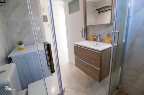 ein Bad mit einer Dusche, einem Waschbecken und einem WC in der Unterkunft 'Ariadni' Elegant Residence in Athen