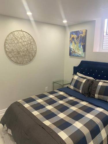 Ліжко або ліжка в номері Luxurious & upscale basement apartment