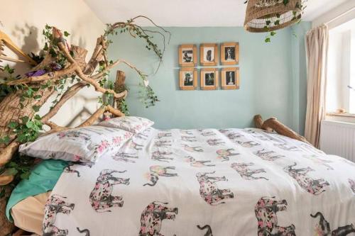 een slaapkamer met een bed met een deken erop bij Unique Willow Tree Bed in Quirky Home Stay Cottage, Near Holmfirth in Holmfirth