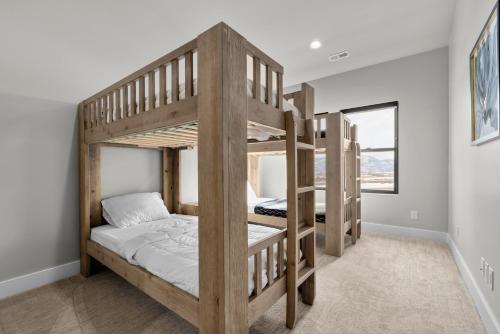 a couple of bunk beds in a room at Luxury Stays Club 1012, New lovely 4br TH, New Deer Valley 1 min Park City 10 min in Heber City