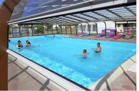 un grupo de personas nadando en una piscina en L'ESCALE, en Le Bec-Hellouin