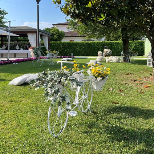 Un jardín fuera de Hotel Poppi