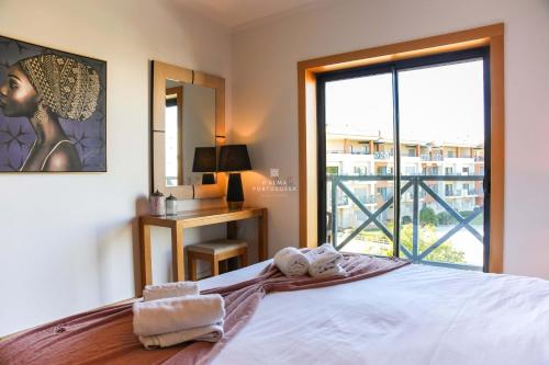 a bedroom with a bed with towels on it at Apartamento Panoramico - By Dalma Portuguesa in Branqueira