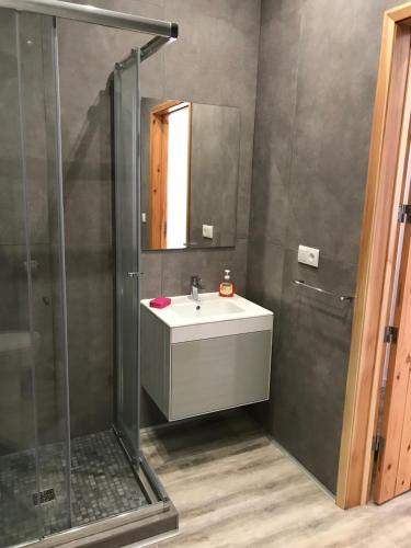 La salle de bains est pourvue d'un lavabo et d'une douche. dans l'établissement Ninho do Monte, à Ponta Delgada