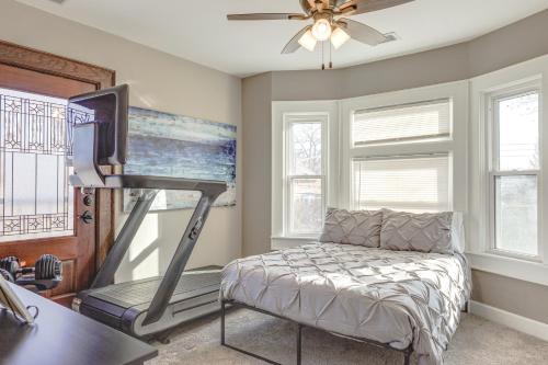 een slaapkamer met een bed en een flatscreen-tv bij Charming Cincinnati Home with Spacious Deck! in Cincinnati