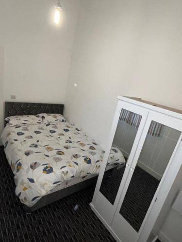 una piccola camera con letto e specchio di Modern 1 bed apartment in Salford a Manchester