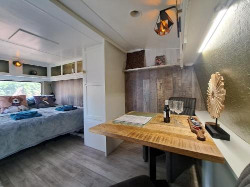 a bedroom with a bed and a desk in a room at bnbheerhugowaard in Heerhugowaard