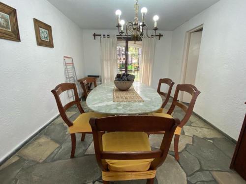 uma sala de jantar com mesa e cadeiras em Aku Aku em Punta del Este