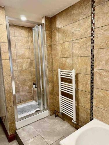 y baño con ducha y lavamanos. en The Hamilton Gated 2Bedroom Annex Dartford, en Darenth