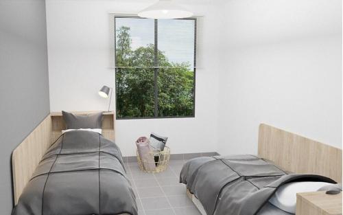 1 dormitorio con 2 camas y ventana en CIS Nantes Le Spot, en Nantes