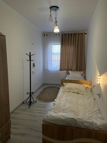 En eller flere senge i et værelse på Irbis Hostel