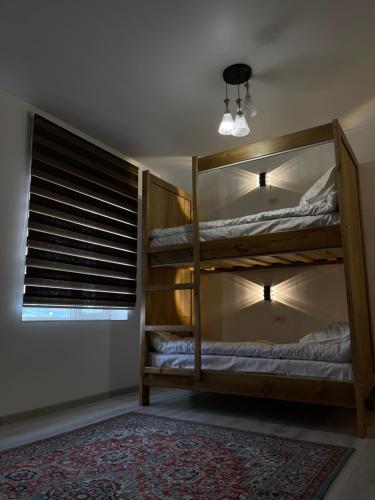 En eller flere senge i et værelse på Irbis Hostel