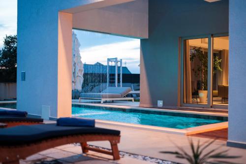 ein Haus mit einem Pool und einer Terrasse in der Unterkunft Luxury house Natanel in Škrip