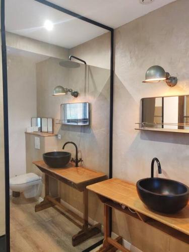 La salle de bains est pourvue de 2 lavabos et de toilettes. dans l'établissement Adorable maisonnette proche Fontainebleau/Barbizon, à Chailly-en-Bière