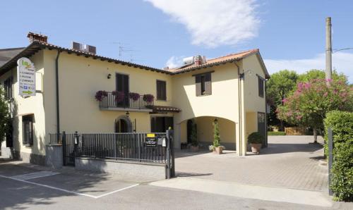 ein Gebäude mit einem Tor auf einem Parkplatz in der Unterkunft La Spiga in Campi Bisenzio