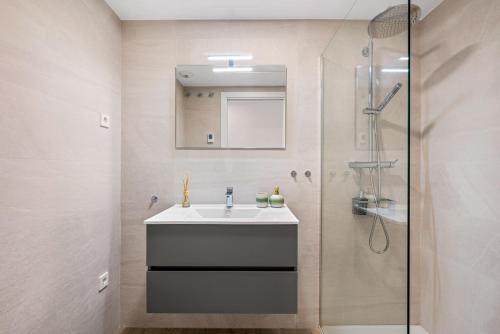 y baño con lavabo y ducha. en Santa Rosalía Apartment, en Torre-Pacheco