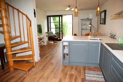 eine Küche mit einer Theke und einer Treppe in einem Zimmer in der Unterkunft Blainroe Cottage 