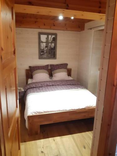 a small bedroom with a bed in a cabin at Charme et authenticité in Evolène