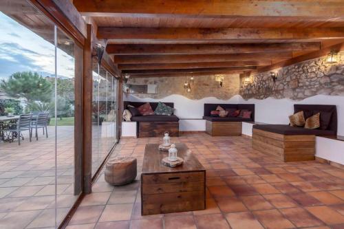 a living room with a couch and a table at Casa vacacional Estudio 12 con encanto especial in Santander