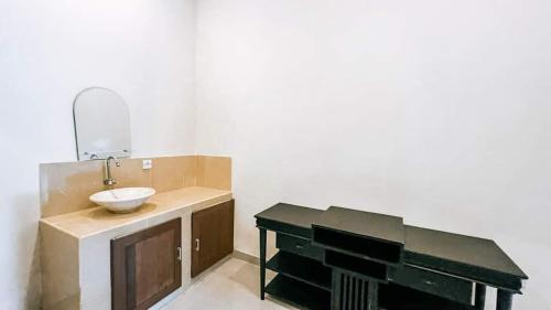 uma casa de banho com um lavatório e um espelho em Private Villa 2 bedrooms with private pool em Ubud