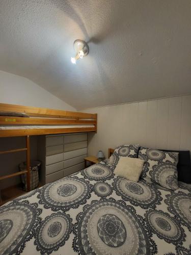 - une chambre avec un grand lit et une grande couette dans l'établissement Appartement vue sur montagnes avec garage, à Font-Romeu-Odeillo-Via