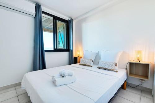 una camera con letto bianco e TV di nid douillet avec piscine en campagne aixoise a Cadolive