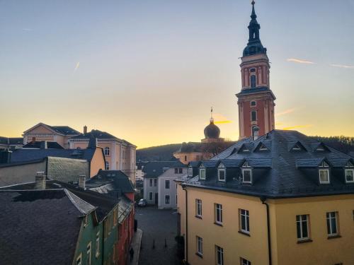 a view of a city with a clock tower at maremar - Design Maisonette Altstadt - 4 Pers - 57qm - Luxus Boxspringbett - Küche - Arbeitsplatz - privater Parkplatz in Greiz