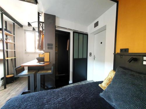 a bedroom with a bed and a desk in it at Apartment MiniSteel Loft Brotteaux Part-Dieu in Lyon