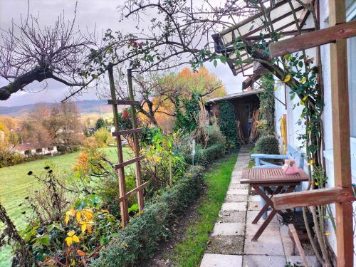 un banc assis sur le côté d'une maison dans l'établissement Pension Rosenblick, à Mörlenbach