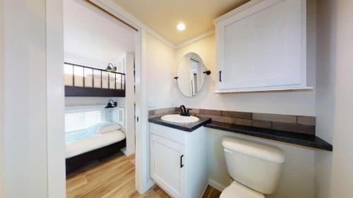 Baño pequeño con lavabo y aseo en The Grand Regal Resort en Elizabethtown