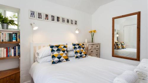 Voodi või voodid majutusasutuse Poldark Charming Mousehole Cottage with Net Loft toas