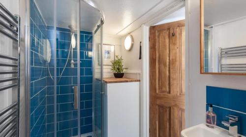 Vannituba majutusasutuses Poldark Charming Mousehole Cottage with Net Loft