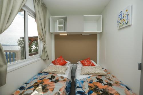 Säng eller sängar i ett rum på Kamp Miočić