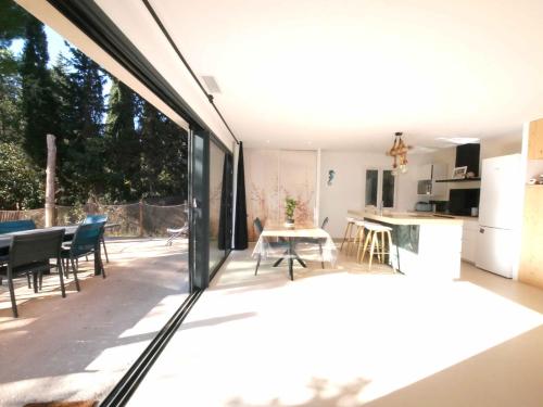 une cuisine et une salle à manger avec une grande porte coulissante en verre. dans l'établissement Villa succulente, à Bouzigues