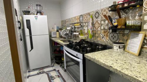 Een keuken of kitchenette bij Apartamento 2 Quartos c/ Vaga de Estacionamento