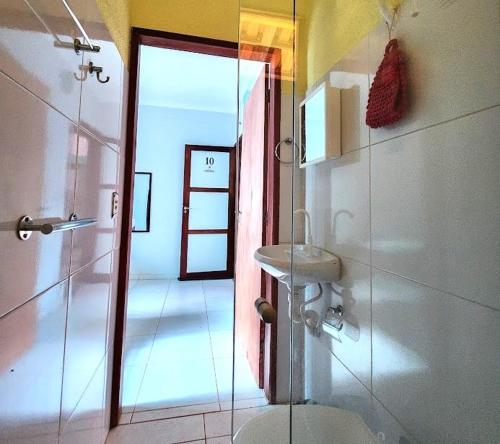 a bathroom with a sink and a toilet and a shower at Pousada Recanto Oriental in Palmas