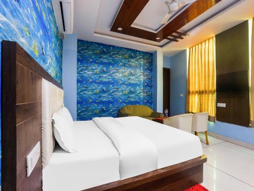 1 dormitorio con una gran pintura en la pared en OYO Hotel Br Villa, en Nārnaul