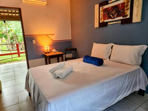 una camera con un letto con due cuscini sopra di Pousada Recanto Oriental a Palmas