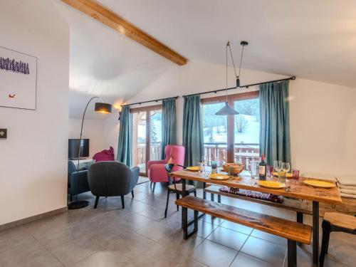 une salle à manger avec une table et des chaises dans l'établissement Appartement neuf avec terrasse, garage et sauna à Morzine - FR-1-754-26, à Morzine