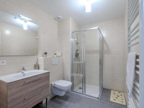 La salle de bains est pourvue d'une douche, de toilettes et d'un lavabo. dans l'établissement Appartement Morzine, 3 pièces, 6 personnes - FR-1-754-40, à Morzine