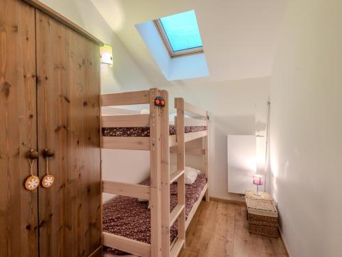 Cette chambre comprend 2 lits superposés et une fenêtre. dans l'établissement Appartement Morzine, 3 pièces, 6 personnes - FR-1-754-40, à Morzine