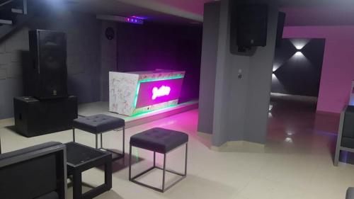 Uma TV ou centro de entretenimento em Hotel Suites Lounge La Viga